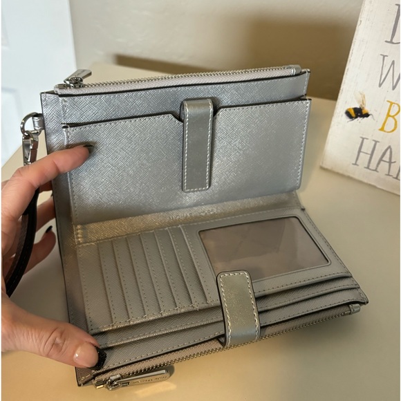 NEW Michael Kors Silver Quilted Wallet 💜 - Picture 4 of 6